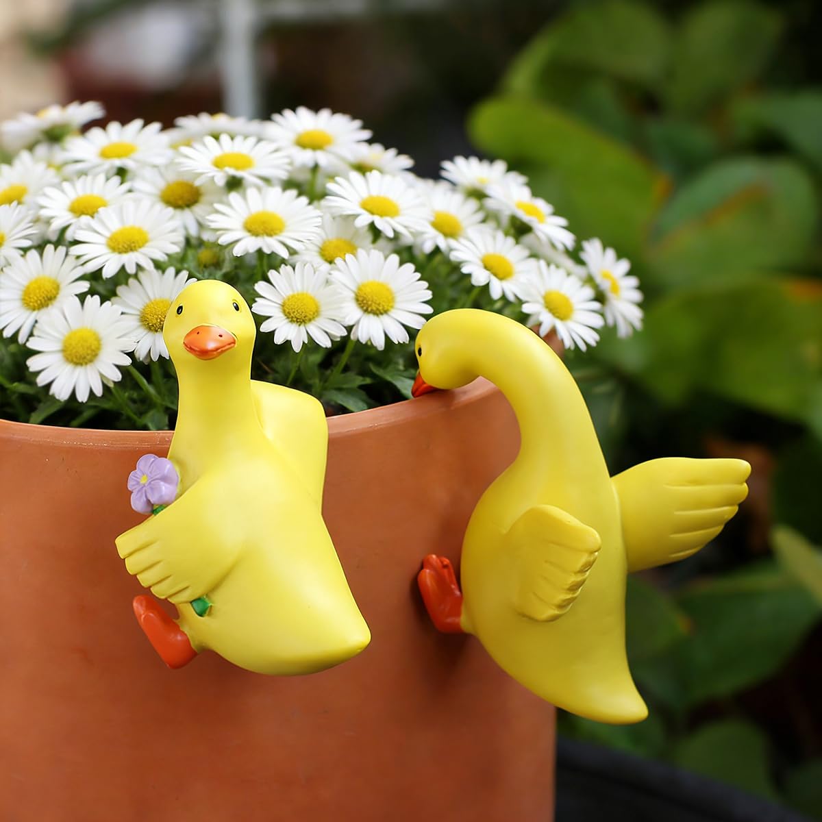 Set of 2 Cute Climbing Elephant Statues Flower Pot Hugger, Resin Hanging Animals Figurine Outdoor Planter Pot Decorations for Home Garden Patio Lawn Yard Ornaments