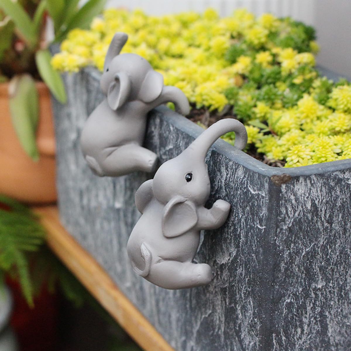 Set of 2 Cute Climbing Elephant Statues Flower Pot Hugger, Resin Hanging Animals Figurine Outdoor Planter Pot Decorations for Home Garden Patio Lawn Yard Ornaments
